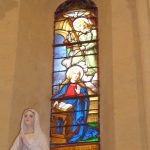 Vitrail et Statue de la Vierge Marie